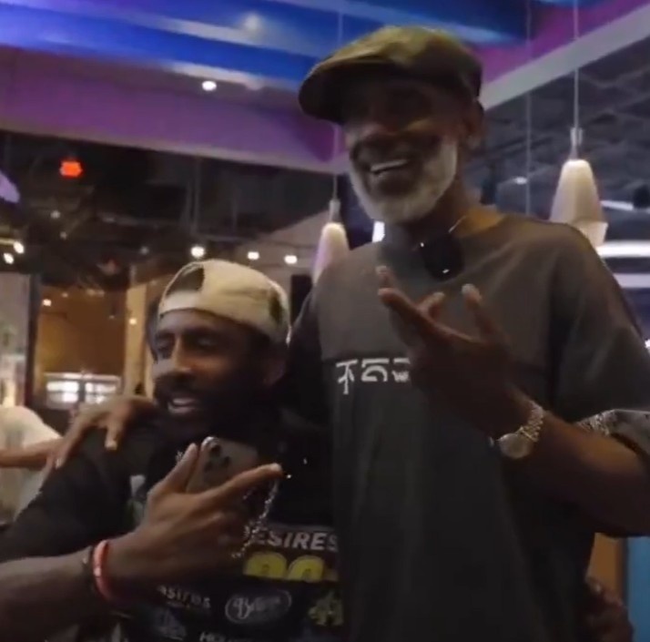 勒布朗对你而言是父亲的形象？欧文：我只有一个父亲 疯狂的问题